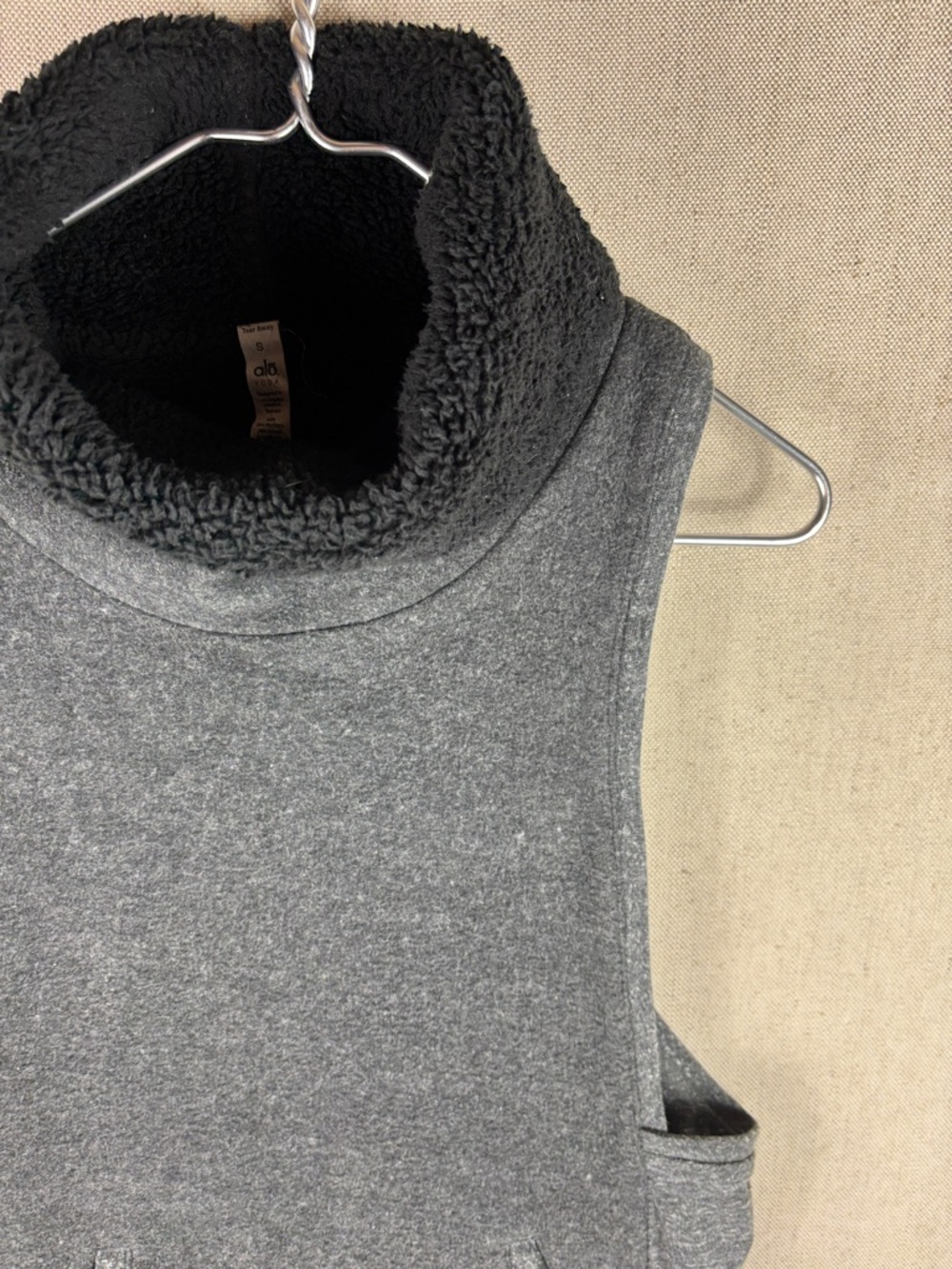 ALO Yoga > Sleeveless Dark Gray Fleece Lined Winter Frost Cowl Neck Vest Small - Picture 3 of 9
